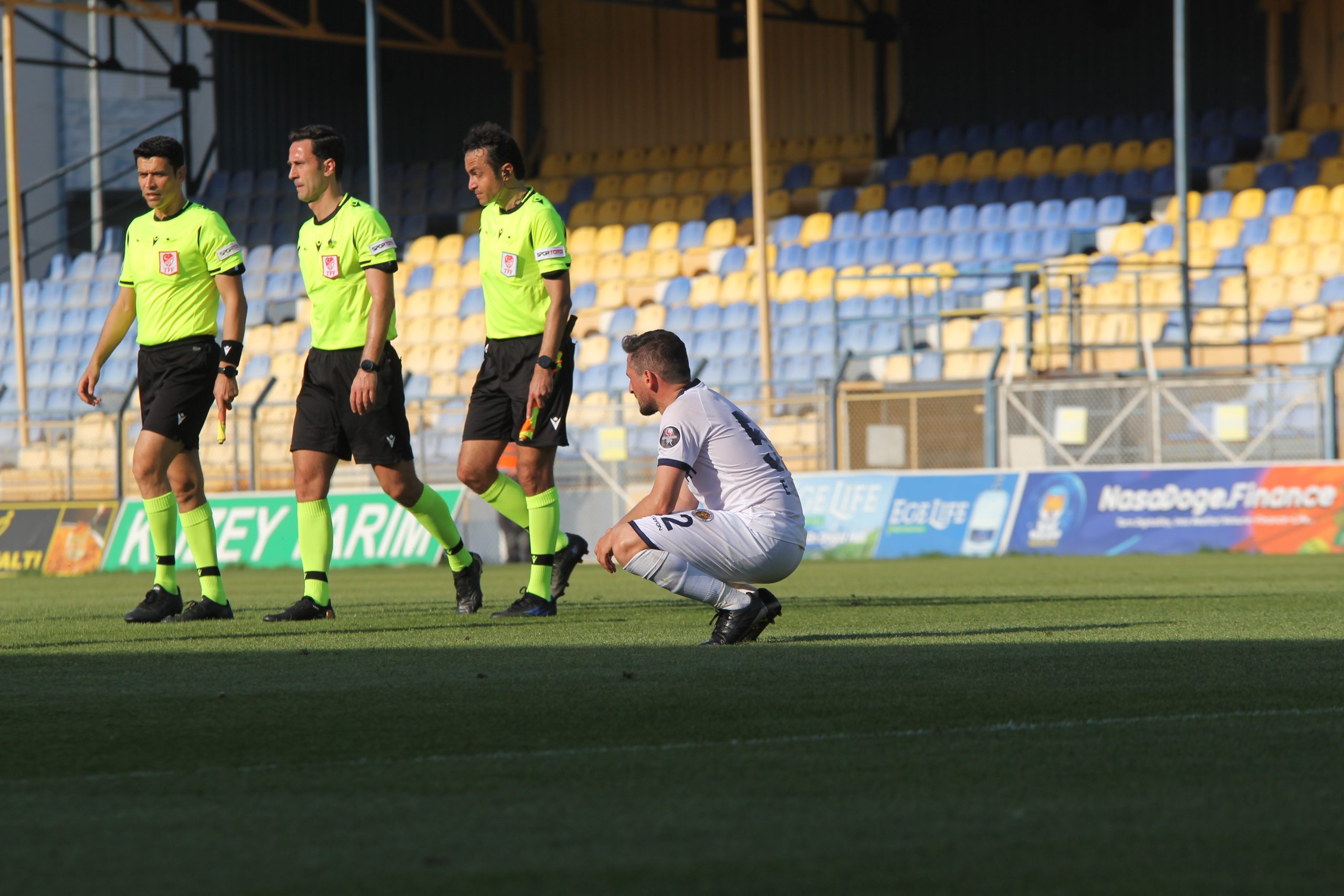 MENEMENSPOR, 2. LİG'E DÜŞTÜ; FUTBOLCULAR ÜZÜNTÜ YAŞADI