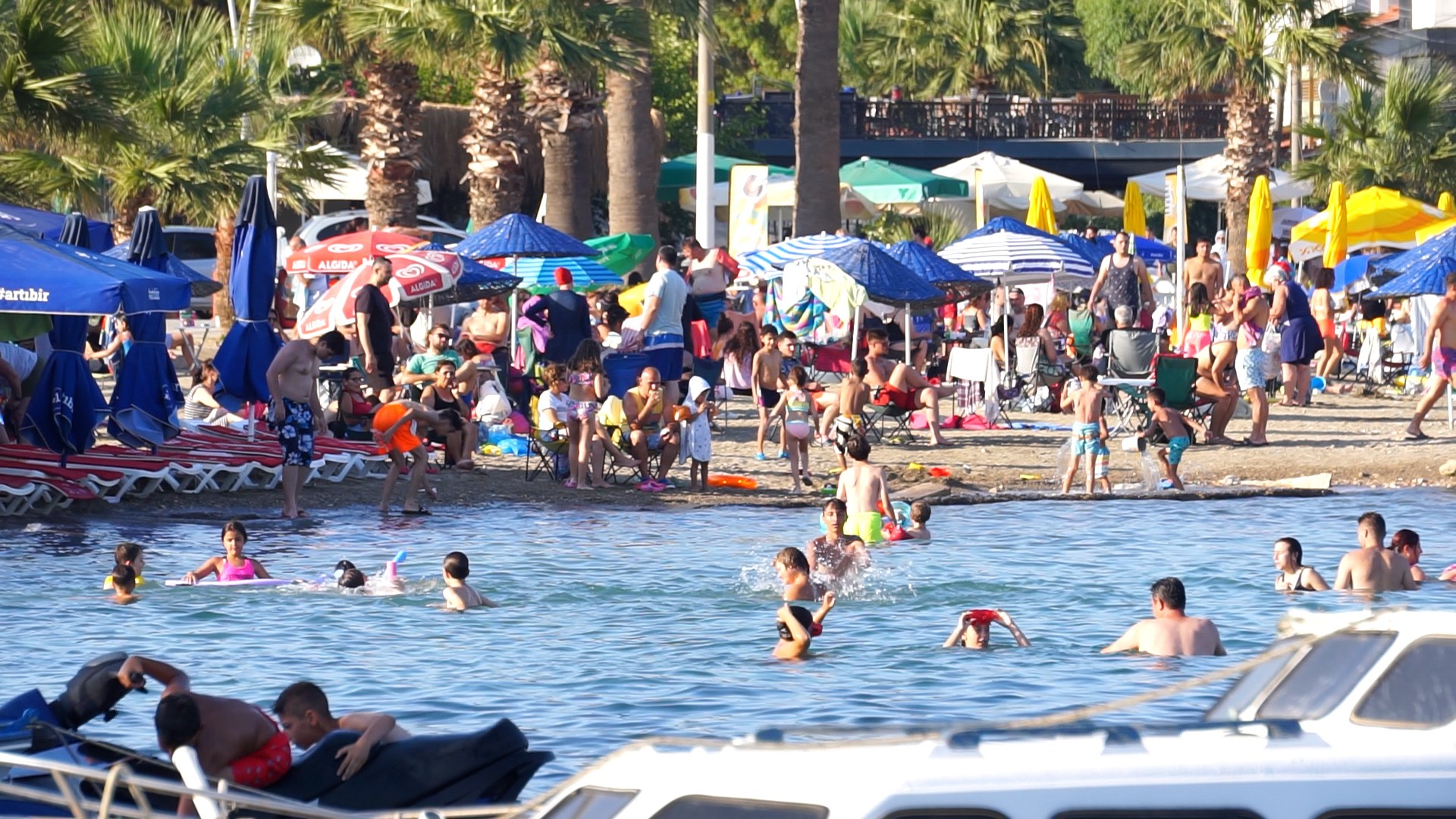 TÜRKİYE'NİN GÖZDE TURİZM MERKEZLERİNDEN İZMİR'İN FOÇA İLÇESİNDE KURBAN BAYRAMI ÖNCESİ HAREKETLİLİK ARTTI. PLAJLARDA YOĞUNLUĞUN ARTTIĞI İLÇEDE OTELLERDEKİ DOLULUK ORANI DA ŞİMDİDEN YÜZDE 80'LERE ULAŞIRKEN, BAYRAMDA OTELLERİN TAM KAPASİTE ÇALIŞACAĞI ÖĞRENİLDİ.