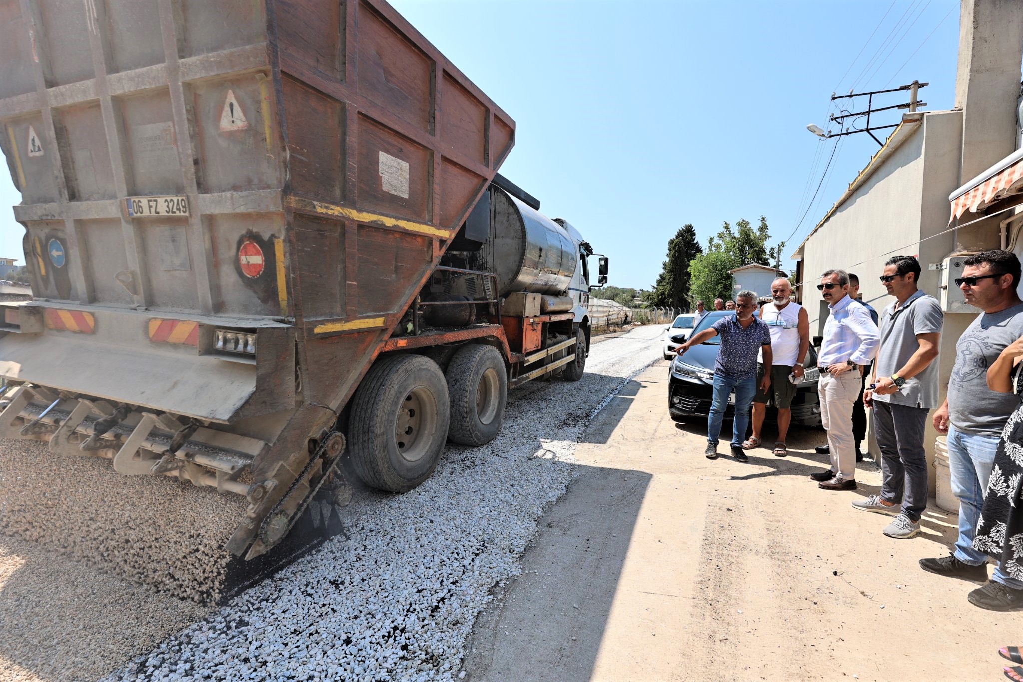 URLA BELEDİYESİ’NDEN ASFALT VE PARKE HAMLESİ. MAHALLE SAKİNLERİ URLA BELEDİYESİ'NE YAPILAN ÇALIŞMALARDAN DOLAYI TEŞEKKÜR ETTİ, YILLARDIR YAPILMAYAN YOLLARIN DÜZENLENDİĞİNİ GÖRMEKTEN MUTLU OLDUKLARINI SÖYLEDİLER.