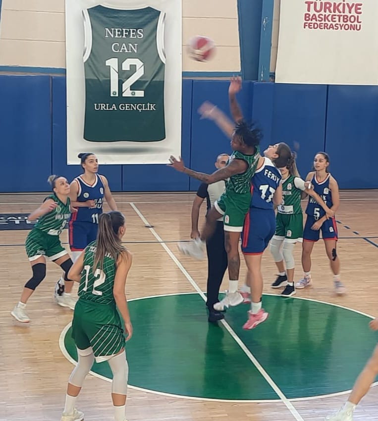 Urla geriden geldiği maçı kazandı! Türkiye Bayanlar Basketbol Liginde bugün Urla'da rakibi Emlak Konut Gelişim ile karşılaşan Urla Gençlik Spor Kulübü bayan basketbol takımı, maçı zorda olsa 63- 60 kazanmayı başardı. Ligin 6.haftasında 12 Eylül Kapalı Spor Salonunda, Emlak Konut Gelişim bayan basketbol takımı ile karşılaşan yeşil beyaz formalı Urla Gençlik Spor Kulübü, baştan sona zor geçen maçta galip gelmesini bildi. İlk periyodu 16-19,İlk yarıyı 24-42 ve üçüncü periyodu 50- 51 misafir takımın üstünlüğü ile sona erdi. Son periyotta toparlanan Urla' lı bayanlar maçı 63- 60 kazandı. Skora, Alexus Shauann Harri 19,Gönül ve Tuğçe 16' şar ve Fatma 9 sayı ile büyük katkı sağladı,galibiyette büyük rol oynadılar. Urla 6 maçta 3 galibiyet 3 mağlubiyet aldı.