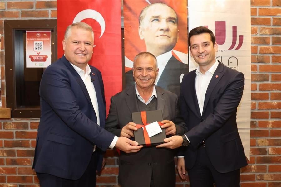 19 Ekim Muhtarlar Günü’nü kutluyoruz Mahallelerimizin sesi, yerel yönetimlerin en önemli paydaşları olan kıymetli muhtarlarımızla