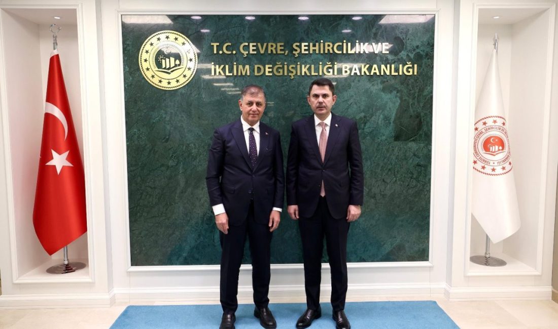 Başkan Tugay, Bakan Kurum’u ziyaret etti İzmir Büyükşehir Belediye Başkanı Dr. Cemil Tugay, Çevre, Şehircilik ve