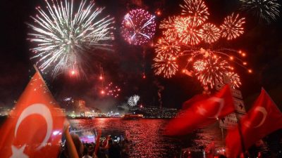 İzmir Büyükşehir Belediyesi, Cumhuriyet’in 103’üncü yıl dönümünü görkemli etkinliklerle kutlamaya