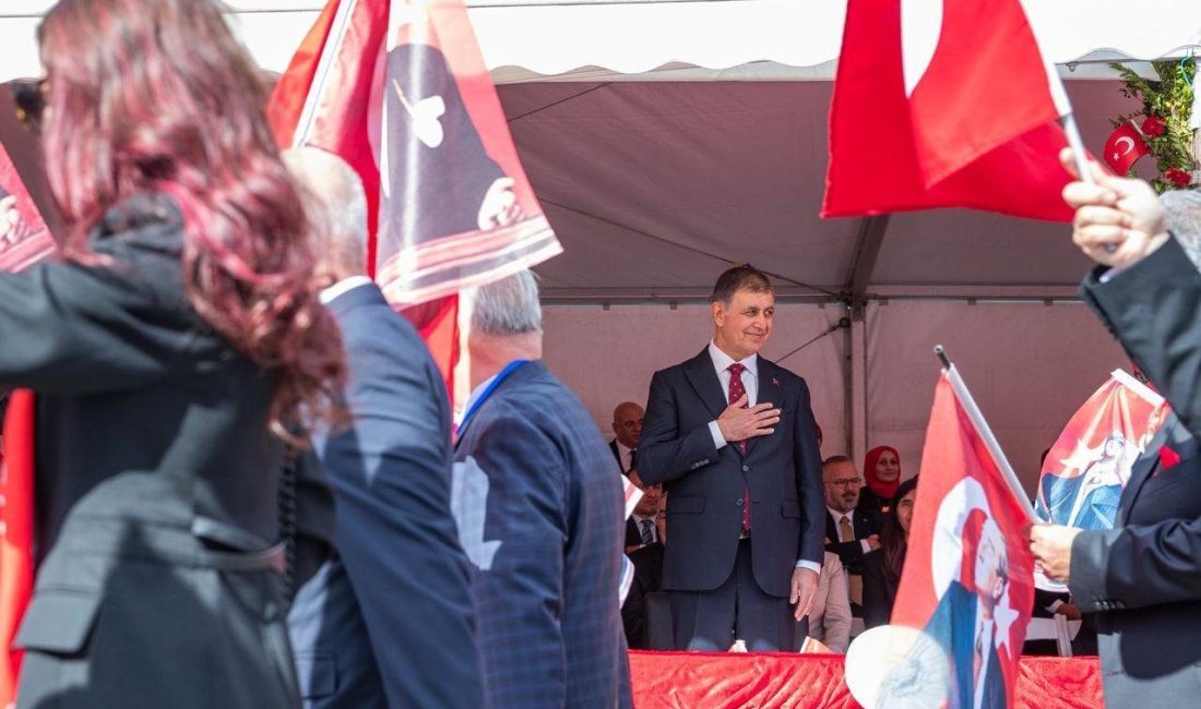 İzmir’de Cumhuriyet coşkusu meydanlara sığmadı İzmir, Cumhuriyet’in kuruluşunun 103’üncü yıl dönümünü bayraklar, marşlar ve