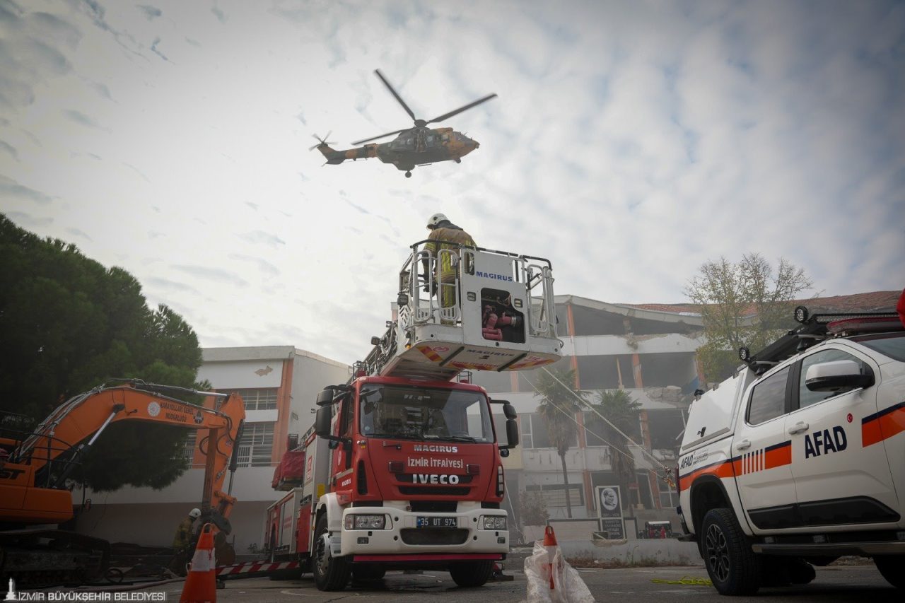 İzmir’de nefes kesen deprem tatbikatı İzmir Depremi’nin 6’ncı yılında, İzmir, Manisa ve Aydın’da 43 ilçeyi