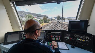İzmir’in raylarına çeyrek asırdır iz bırakıyorlar İzmir Büyükşehir Belediyesi’nin metro ve tramvay sistemlerini işleten İzmir Metro
